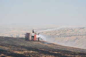 KIRIKKALE (AA) – Kırıkkale'nin Keskin ilçesinde tarlada çıkan örtü yangını,