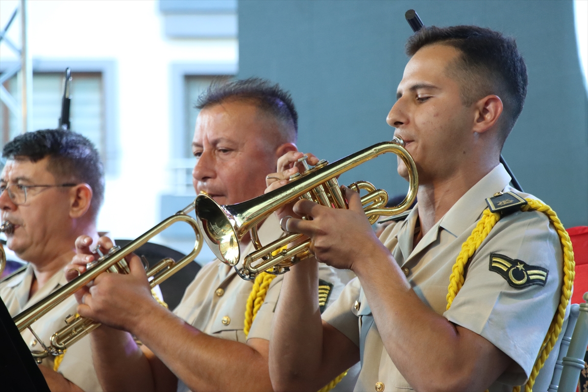 Kırklareli'nde Zafer Bayramı kutlamaları kapsamında askeri bando konser verdi