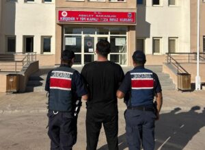 KIRŞEHİR (AA) – Kırşehir'de açık cezaevinden firar eden 2 hükümlü,