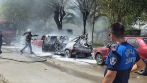 KOCAELİ (AA) – Kocaeli'nin Gebze ilçesinde park halindeki iki otomobilde