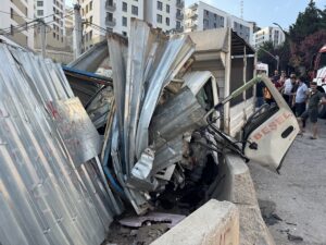 KOCAELİ (AA) – Kocaeli'nin İzmit ilçesinde yokuştan inerken beton bloka