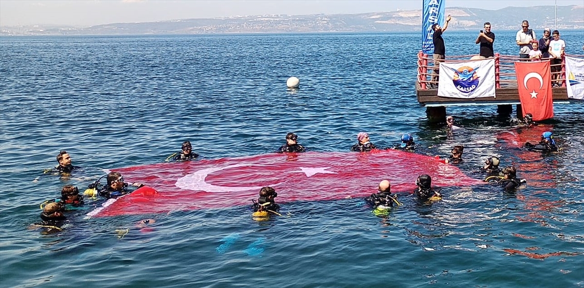 Kocaeli'de dalgıçlar Zafer Bayramı'nı denizde bayrak açarak kutladı