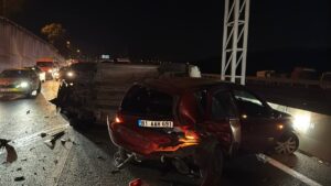 KOCAELİ (AA) – Kocaeli'nin Dilovası ilçesinde hafif ticari aracın lastiği