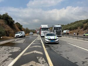 KOCAELİ (AA) – Kocaeli'nin Körfez ilçesinde yön levhasına çarpan tanker,