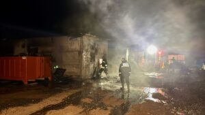 KOCAELİ (AA) – Kocaeli'nin Dilovası ilçesinde mermerit tezgah atölyesinde çıkan