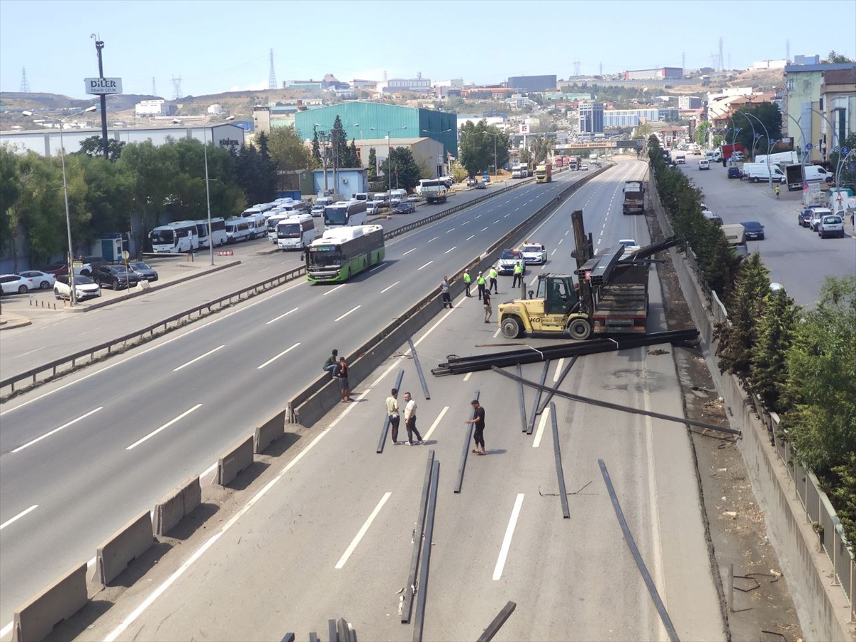 Kocaeli'de tırdan yola düşen demir profiller nedeniyle D-100 kara yolu ulaşıma kapandı