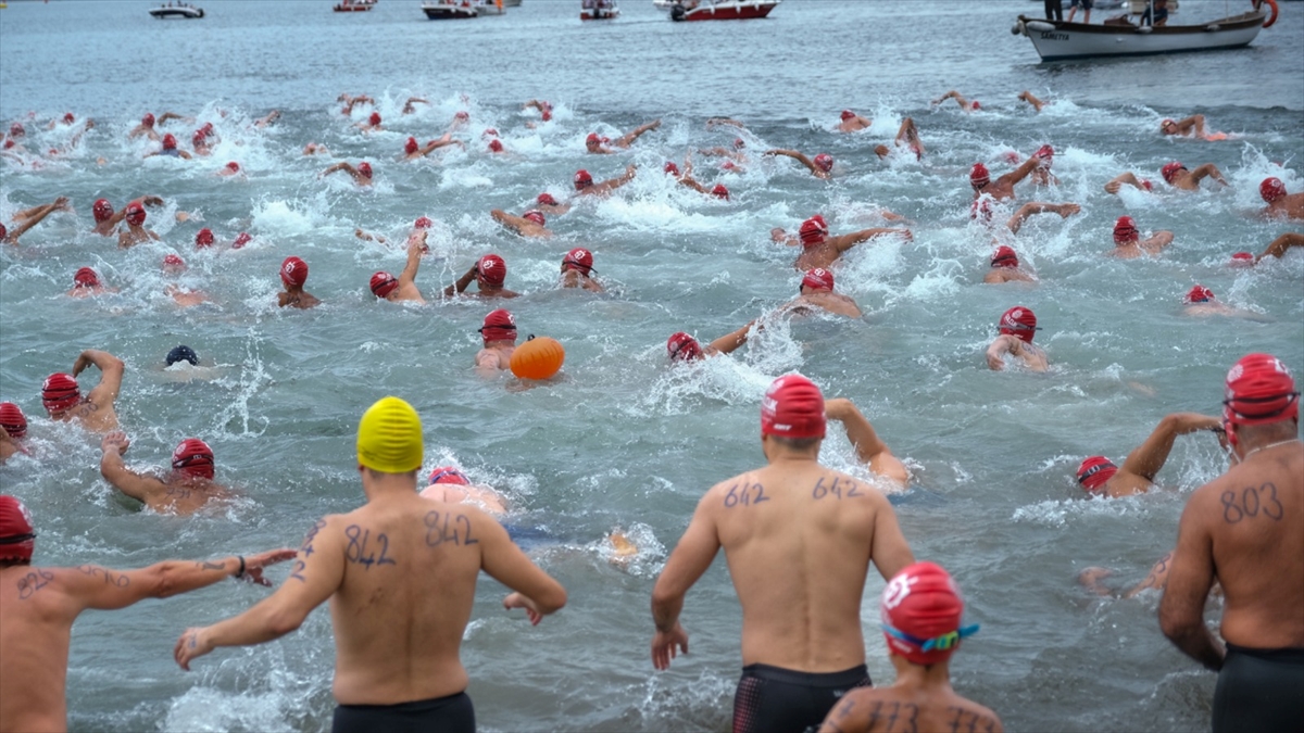 Kocaeli'deki Açık Su Yüzme Yarışları'nda sporcular İzmit Körfezi'ni yüzerek geçti