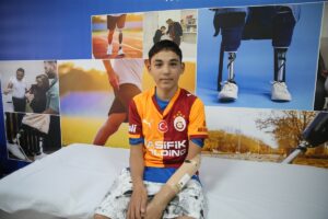 GAZİANTEP (AA) – Doğuştan dirsekten itibaren sol kolu olmayan 14