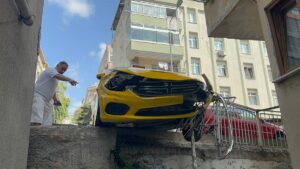 İSTANBUL (AA) – Küçükçekmece'de freninin tutmaması sonucu kontrolden çıkan taksi,