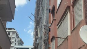 - Bitişikteki bir apartman ile inşaat halindeki binanın zarar gördüğü