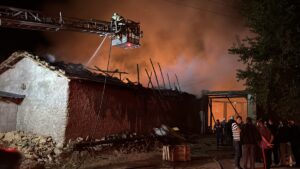 KÜTAHYA (AA) – Kütahya'da bir köyde çıkan yangında 2 ev,