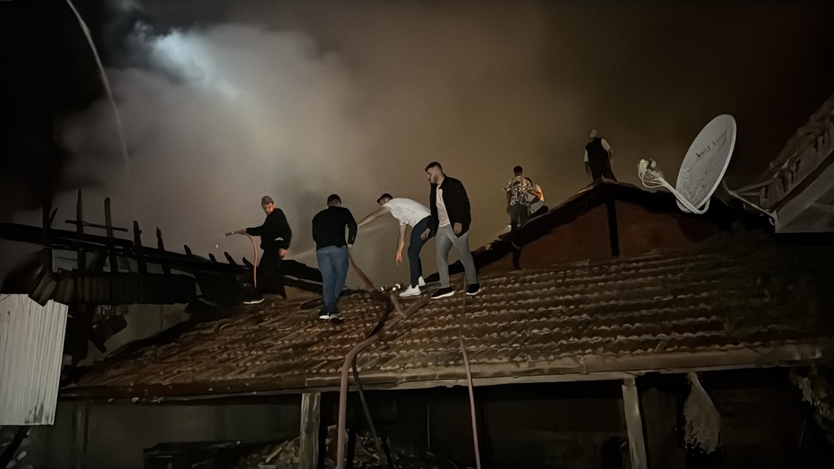 Kütahya'da köyde çıkan yangında 4 ev kullanılamaz hale geldi