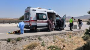 KÜTAHYA (AA) – Kütahya'da hafif ticari aracın tarlaya devrilmesi sonucu