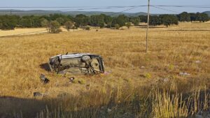 KÜTAHYA (AA) – Kütahya'nın Emet ilçesinde, otomobilin tarlaya devrilmesi sonucu