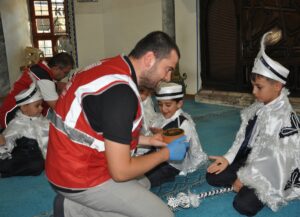 KÜTAHYA (AA) – Kütahya'da, Vakıflar Bölge Müdürlüğünce 32 çocuk için