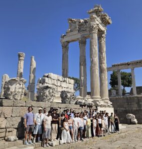 İSTANBUL (AA) – Lokman Hekim Sağlık Vakfı bursiyerleri, İzmir'in Bergama