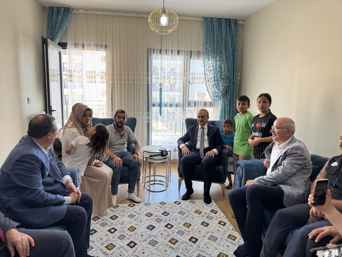 Malatya Valisi Yavuz, kalıcı konutuna yerleşen depremzede aileyi ziyaret etti