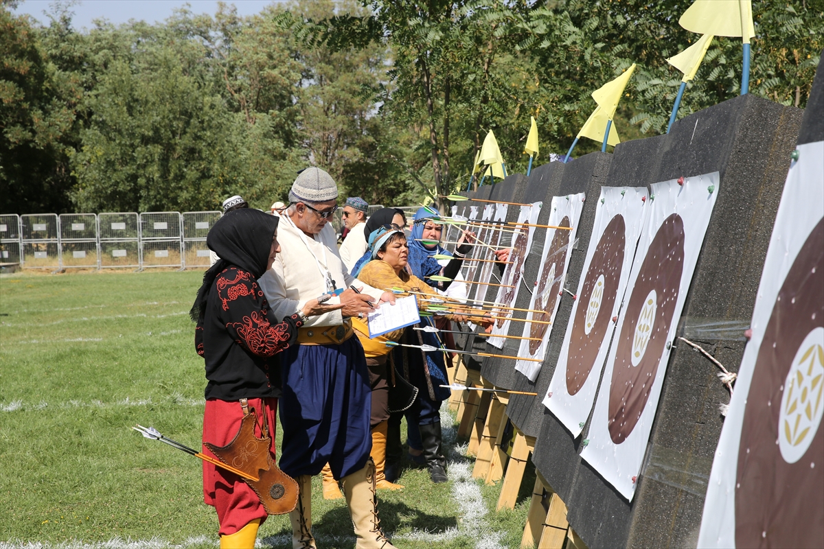 Malazgirt'te 217 sporcu, Sultan Alparslan'ın anısına ok attı