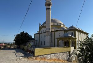 MANİSA (AA) – Manisa'nın Gördes ilçesinde, cami mihrabının üzerindeki taç