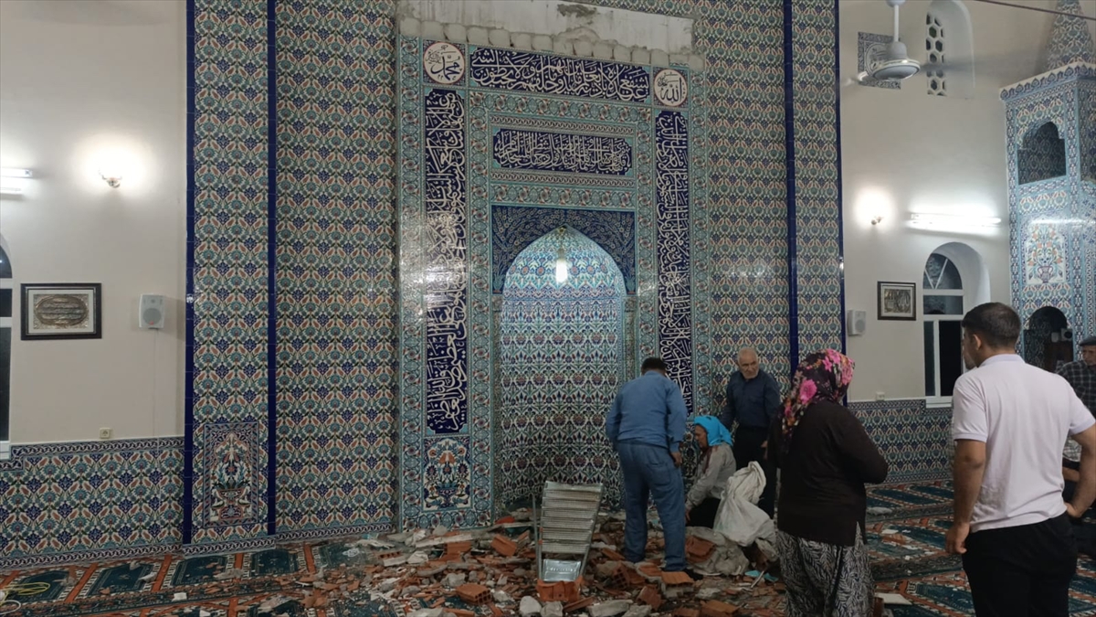 Manisa'da camide mihrap tacının düşmesi nedeniyle 1 kişi öldü, 1 kişi yaralandı