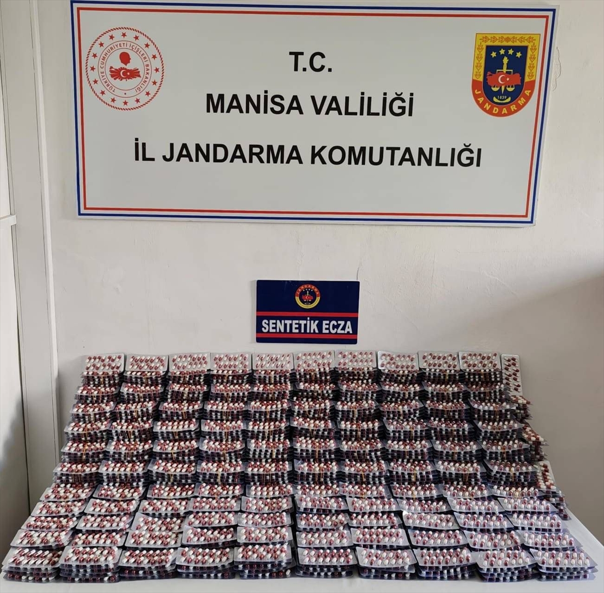 Manisa'da evlerinde uyuşturucu ele geçirilen 2 şüpheli tutuklandı