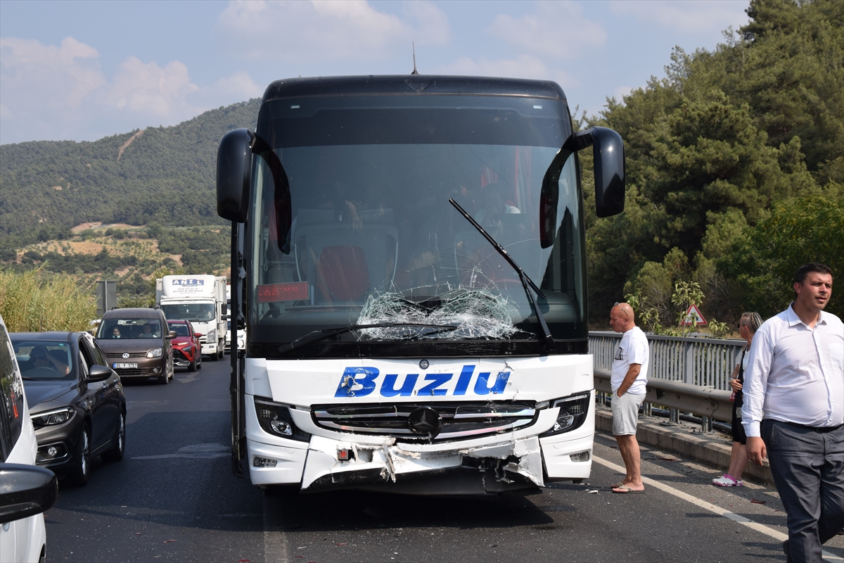 Manisa'da otobüsle otomobilin çarpıştığı kazada 3 kişi yaralandı