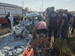 MANİSA (AA) – Manisa'nın Kula ilçesinde yolcu otobüsü ile otomobilin