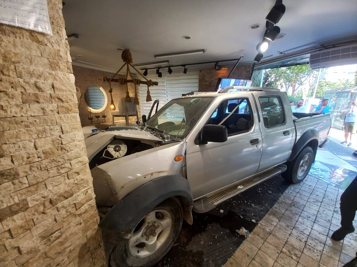 Manisa'da pikap otomobile çarpıp mobilya mağazasına girdi, 2 kişi yaralandı