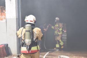 MANİSA (AA) – Manisa'nın Ahmetli ilçesinde plastik kasaların bulunduğu depoda