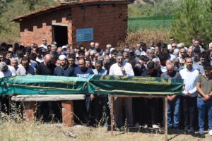 MANİSA (AA) – Manisa'nın Turgutlu ilçesinde otomobilin tıra arkadan çarptığı