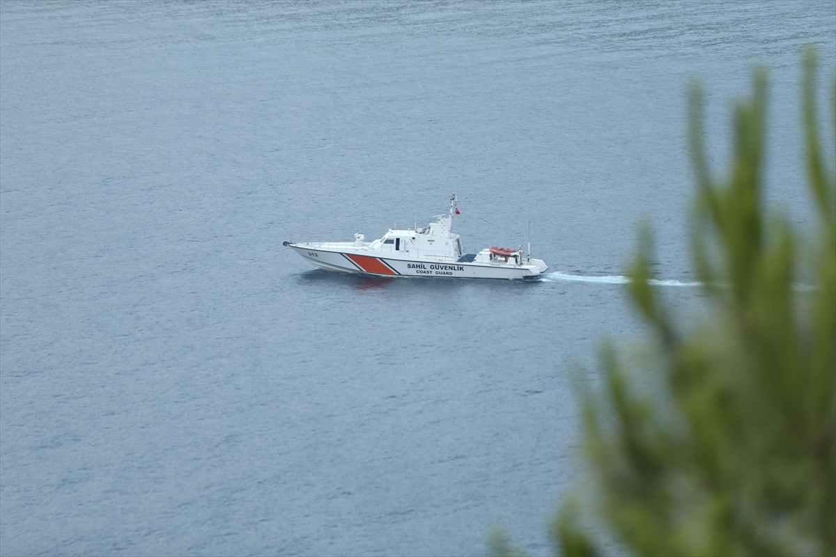 Marmara Adası açıklarında parçalanmış halde bulunan teknedeki iş insanını arama çalışmaları sürüyor