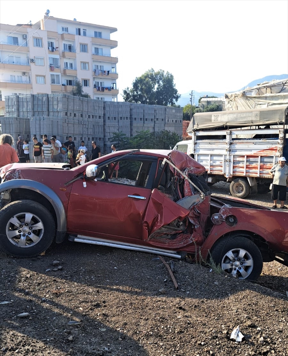 Mersin'de park halindeki kamyona çarpan pikaptaki 3 kişi yaralandı
