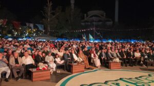 - "Bugün dünyayı görüyorsunuz. İnsanları öldürüyorlar, ayırmıyorlar da. Sadece menfaatlerini,