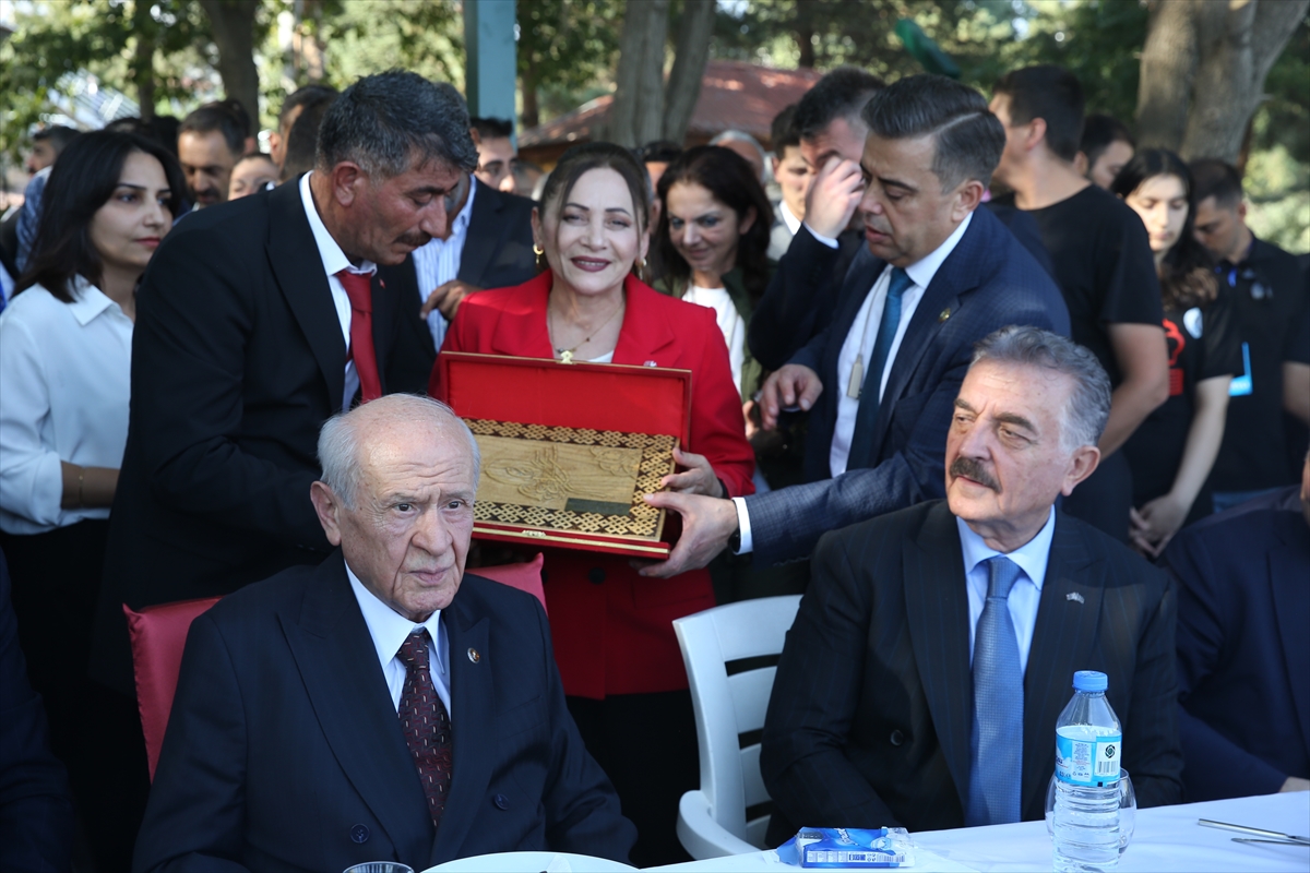 MHP Genel Başkanı Bahçeli, Ahlat'ta partililer ve vatandaşlarla buluştu
