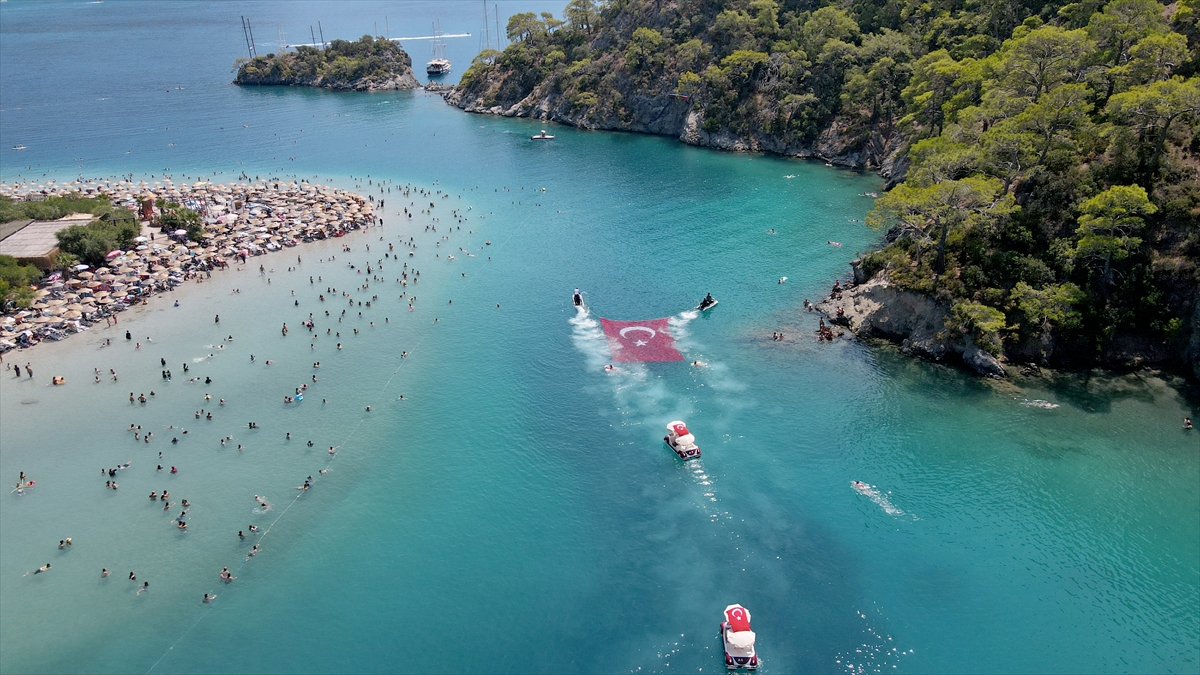 Muğla'da JAK timi Zafer Bayramı'nı deniz yüzeyi ve kayalıklarda açılan Türk bayrağıyla kutladı