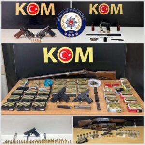 MUĞLA (AA) – Muğla'da evlerinde ruhsatsız silah bulunduran 12 kişi