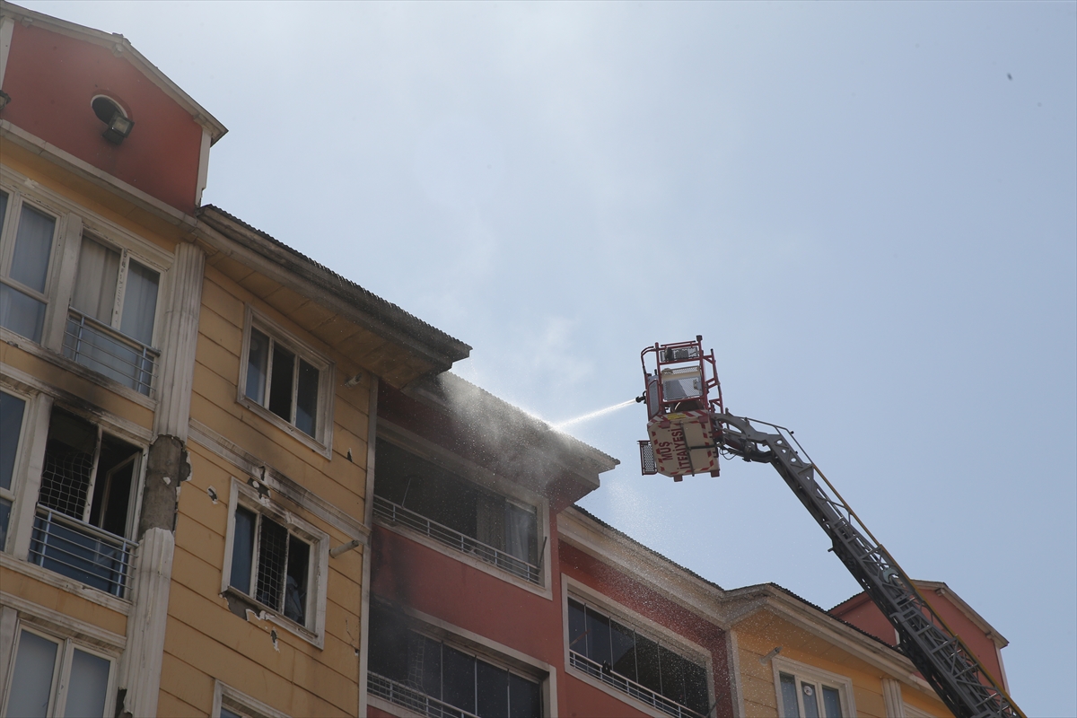 Muş'ta 7 katlı binada çıkan yangında 3 ev hasar gördü