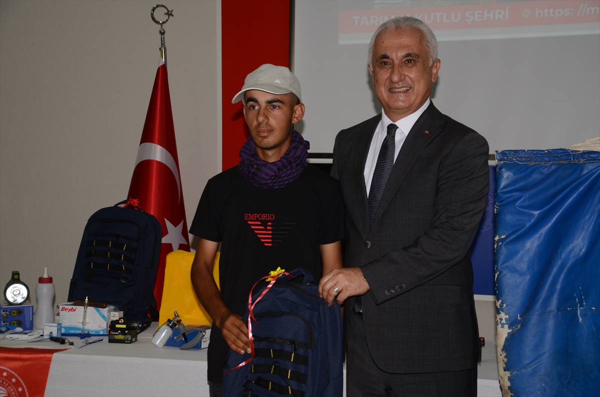 Muş'ta çobanlara ekipman çantası dağıtıldı