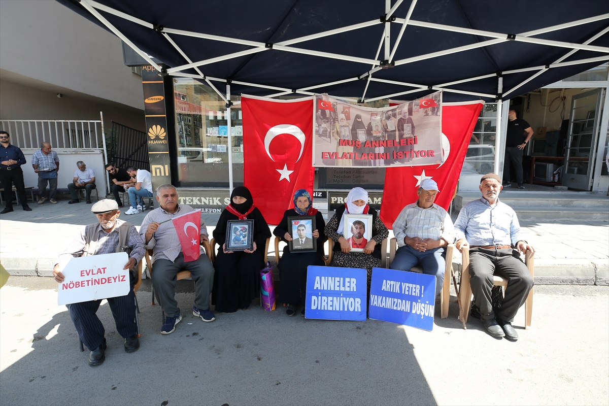 Muş'ta evlatlarına kavuşmak isteyen aileler, DEM Parti önündeki eylemlerini sürdürdü