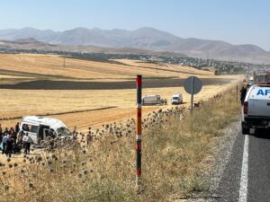 MUŞ (AA) – Muş'un Bulanık ilçesinde minibüsün şarampole devrilmesi sonucu