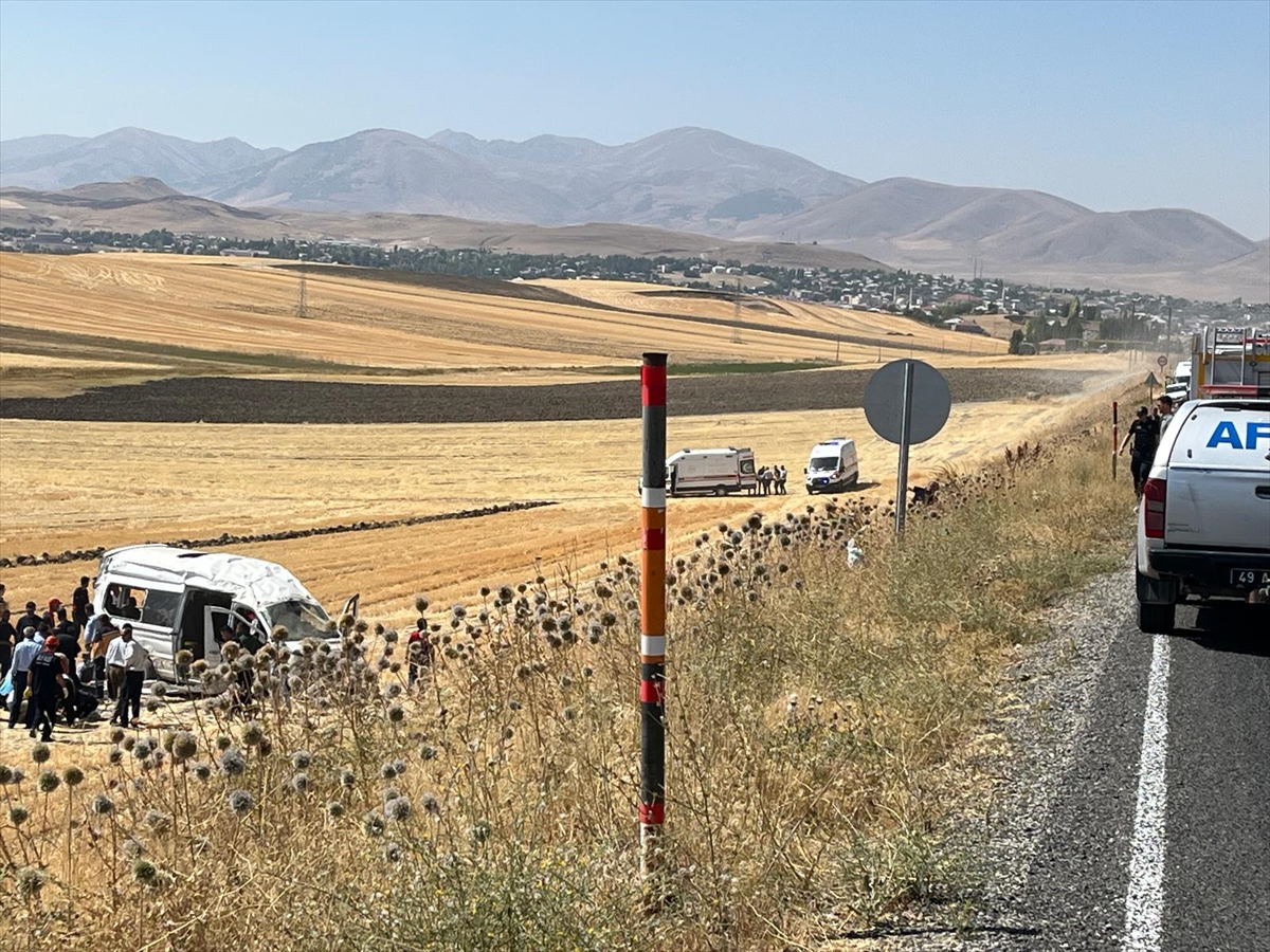Muş'ta minibüsün şarampole devrilmesi sonucu 10 kişi yaralandı