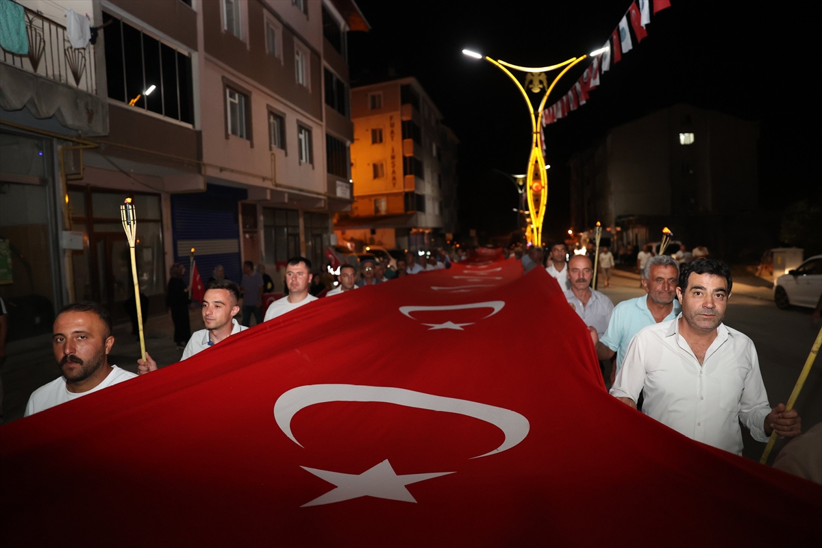 Muş'un Malazgirt ilçesinde Türk bayrağı ve meşalelerle fener alayı düzenlendi