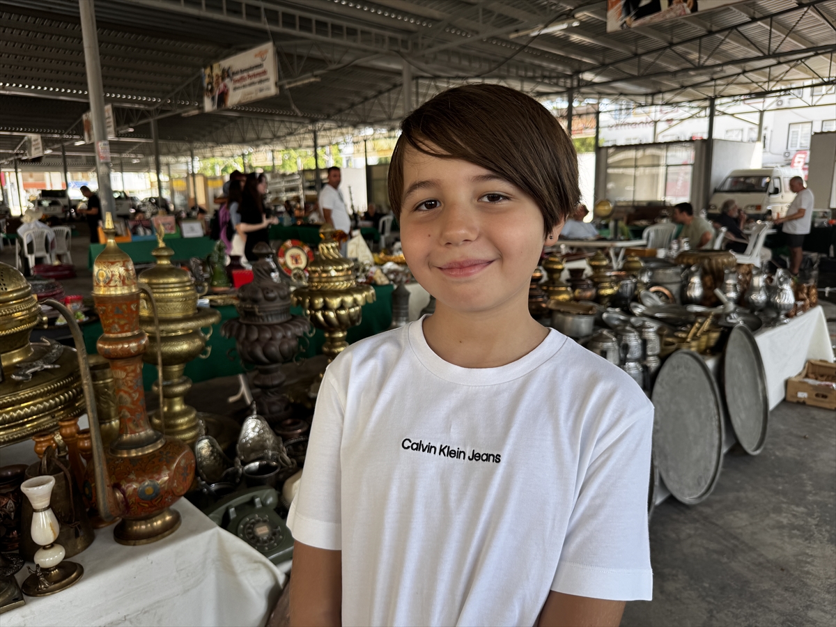 Nostalji tutkunları Antalya'daki antika pazarında buluşuyor