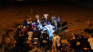 OSMANİYE (AA) – Osmaniye’nin Kadirli ilçesinde otomobilin tarlaya devrilmesi sonucu