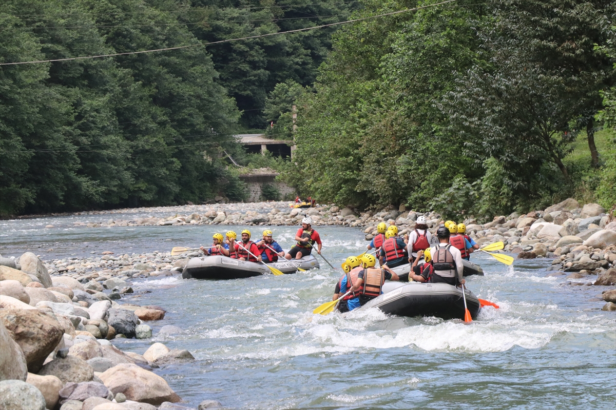 Rize'de yerli ve yabancı turistlerin rafting keyfi