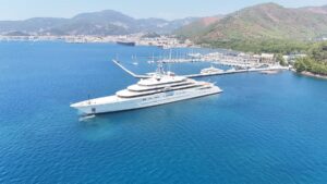 MUĞLA (AA) – Muğla'nın Marmaris ilçesinde demirli bulunan Rus iş