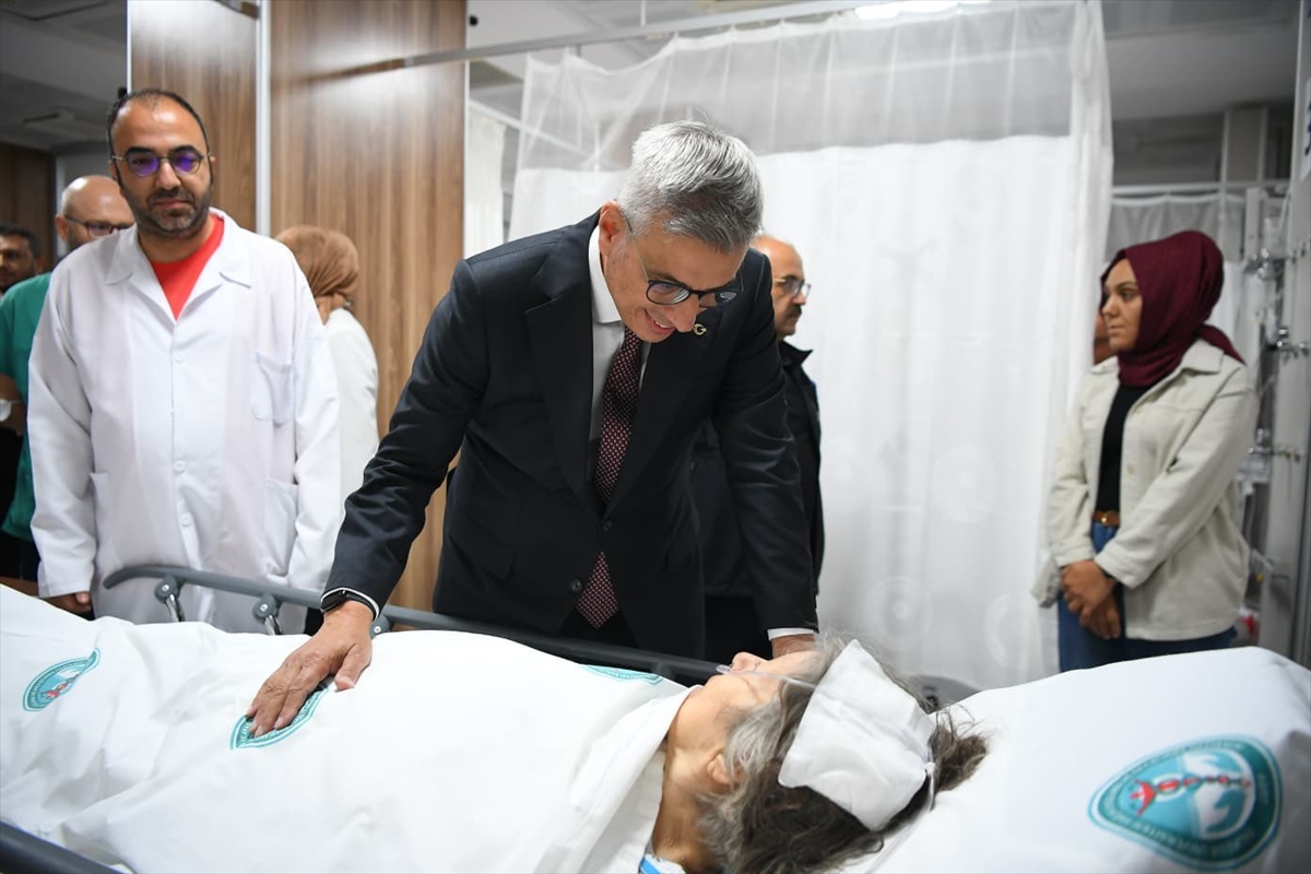 Sağlık Bakanı Memişoğlu Balıkesir'deki depremde yaralanan vatandaşları ziyaret etti