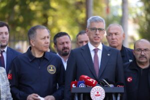 - "Şu anda hastanelerimizde 3'ü doğrudan deprem etkisiyle olmak üzere