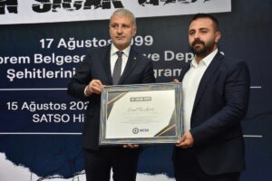 - Marmara Depremi'ndeki tanıklıkları ve kentin uğradığı yıkımı anlatan "En