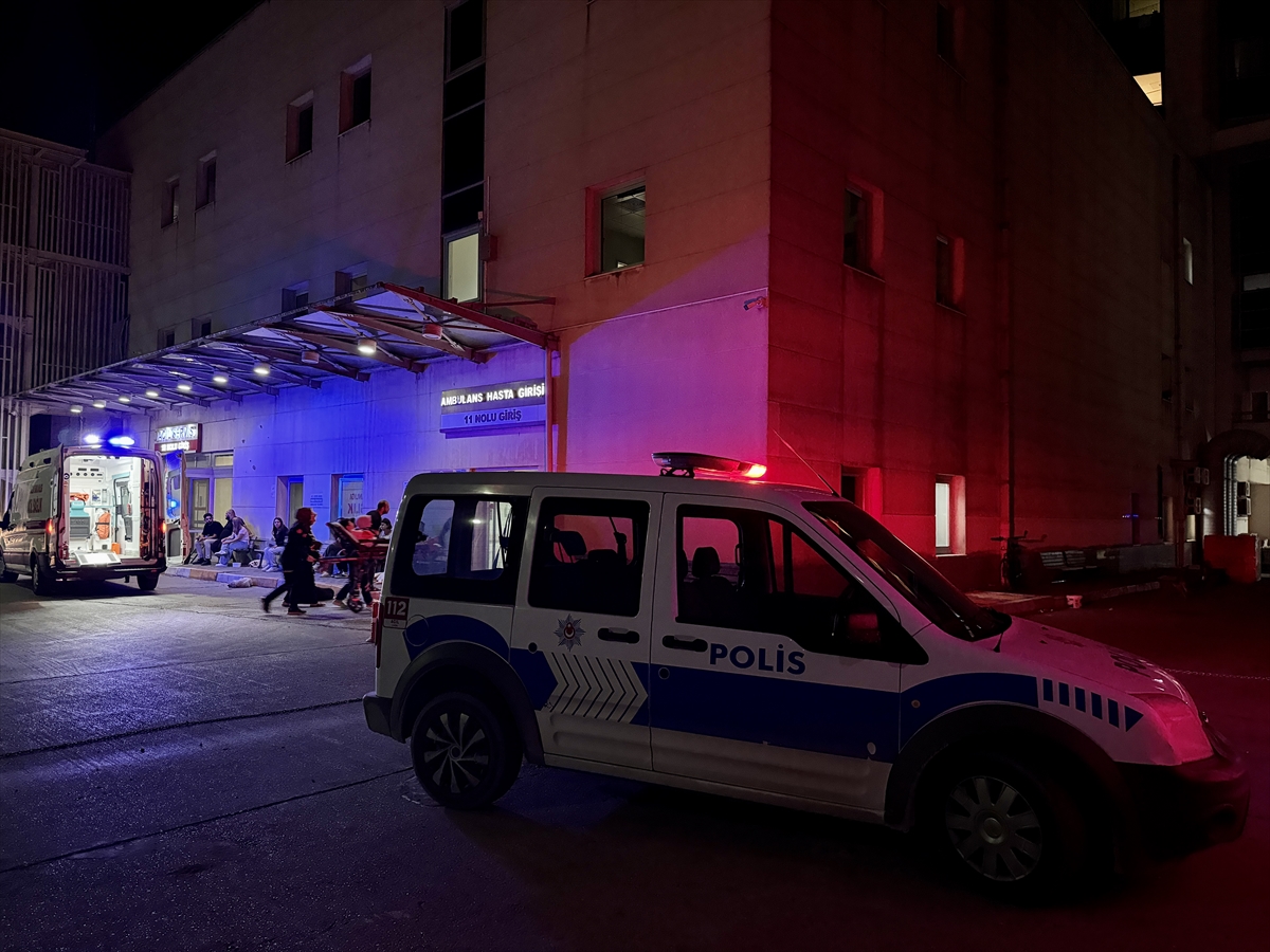 Sakarya'da boşanma aşamasında olduğu eşini silahla yaralayan koca gözaltına alındı